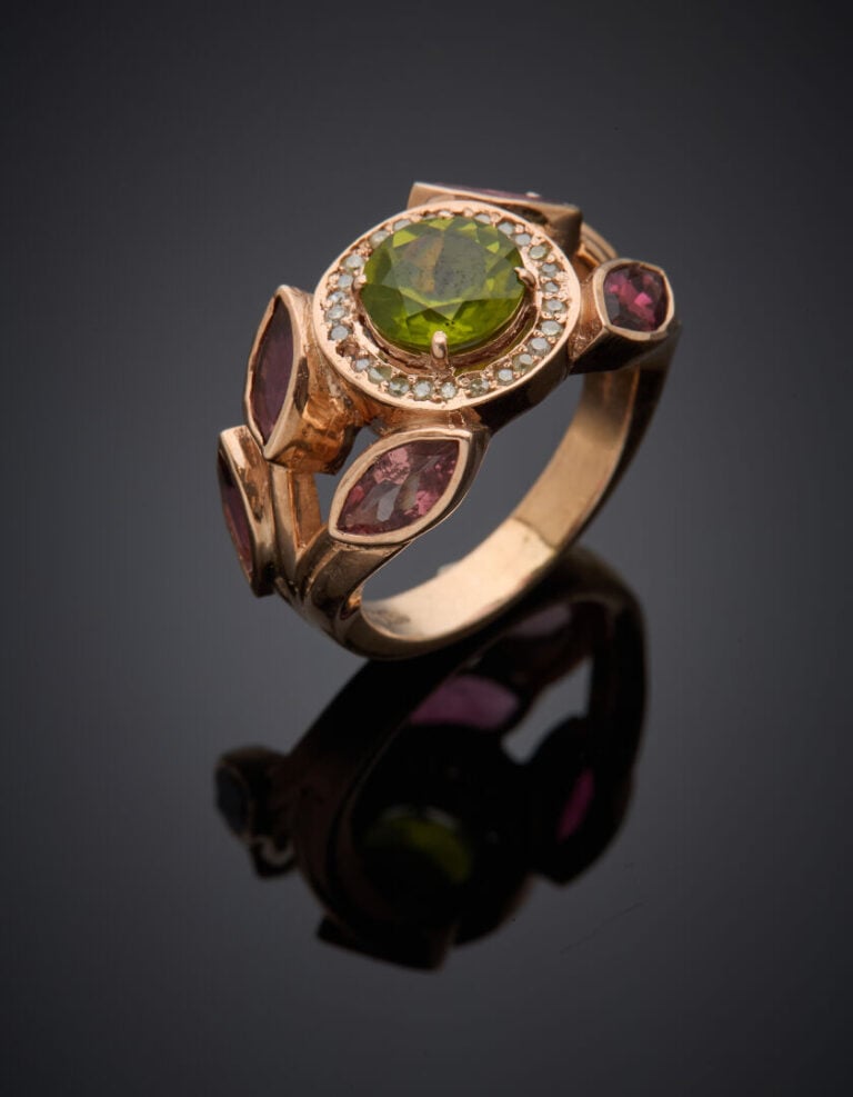 BAGUE "feuillage" vermeil rose (925‰) serti d'un péridot rond, entouré de diama…