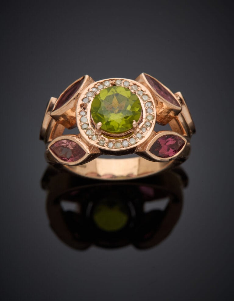 BAGUE "feuillage" vermeil rose (925‰) serti d'un péridot rond, entouré de diama…