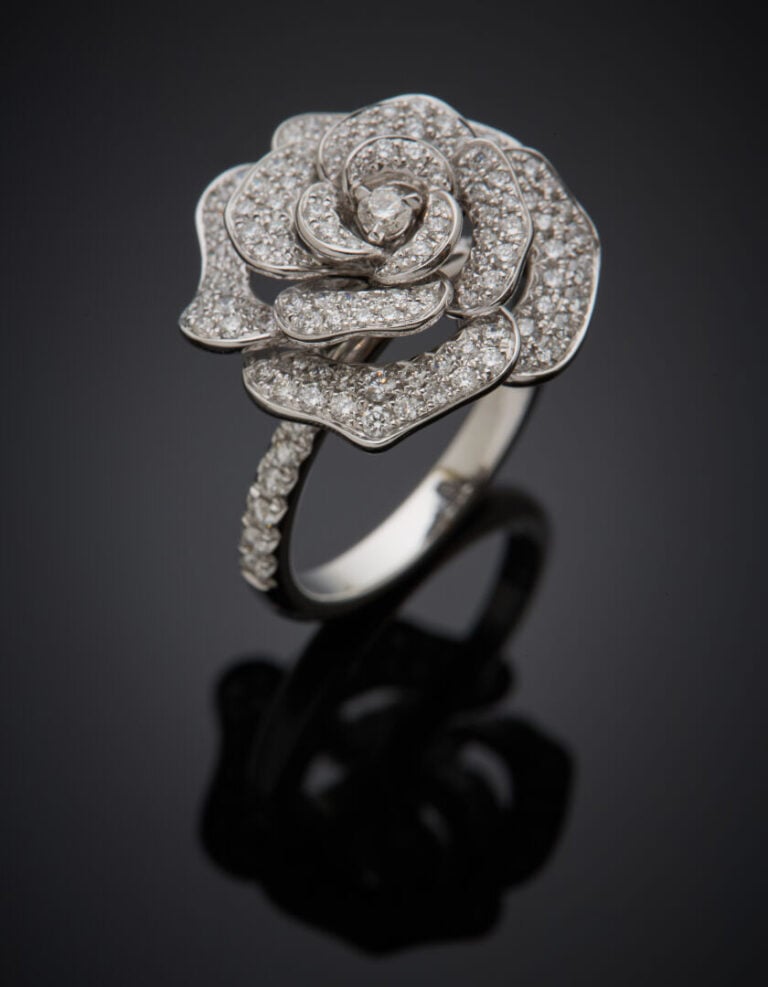BAGUE "fleur" en or gris (750‰) ajouré, pavé et épaulé de diamants taille brill…