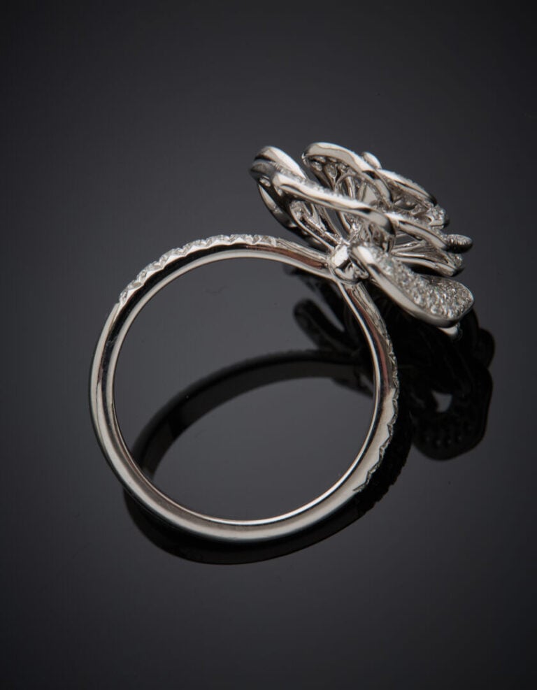 BAGUE "fleur" en or gris (750‰) ajouré, pavé et épaulé de diamants taille brill…