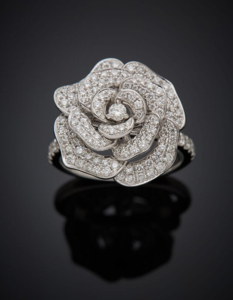 BAGUE "fleur" en or gris (750‰) ajouré, pavé et épaulé de diamants taille brill…