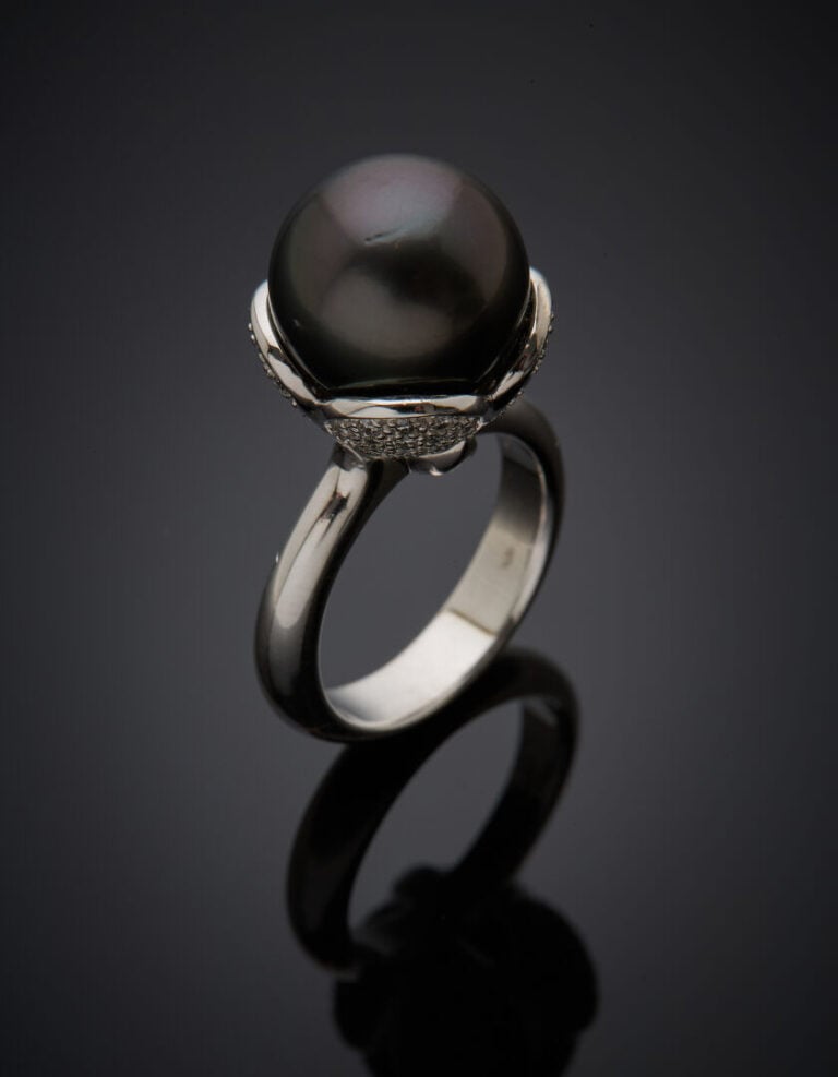 BAGUE "fleur" en or gris (750°/°°) ornée au centre d'une perle grise de Tahiti.…