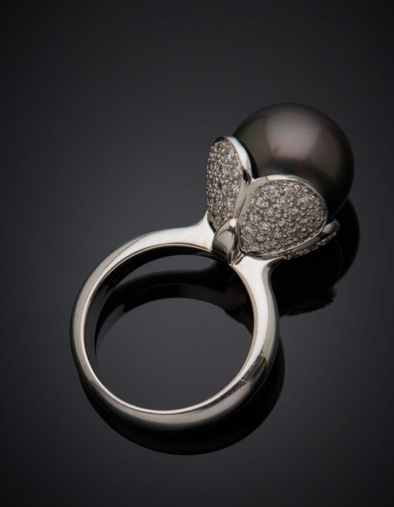 BAGUE "fleur" en or gris (750°/°°) ornée au centre d'une perle grise de Tahiti.…
