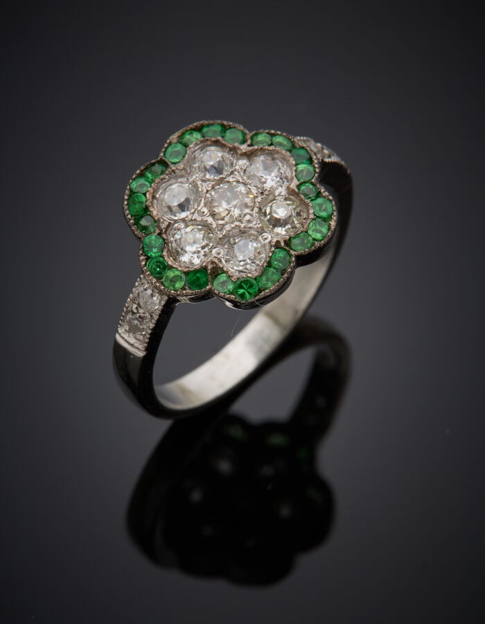 BAGUE "fleur" en or gris (750‰) serti de diamants taille ancienne, entourés de…
