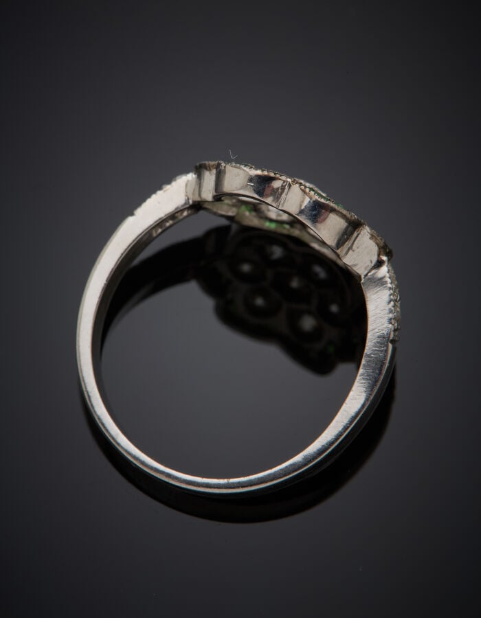 BAGUE "fleur" en or gris (750‰) serti de diamants taille ancienne, entourés de…