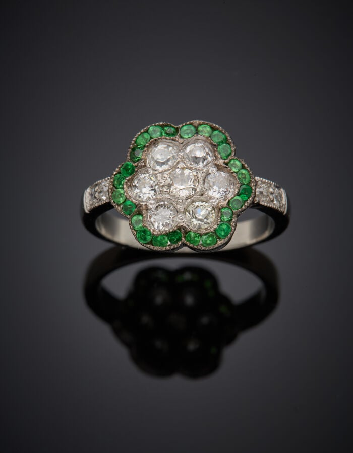 BAGUE "fleur" en or gris (750‰) serti de diamants taille ancienne, entourés de…