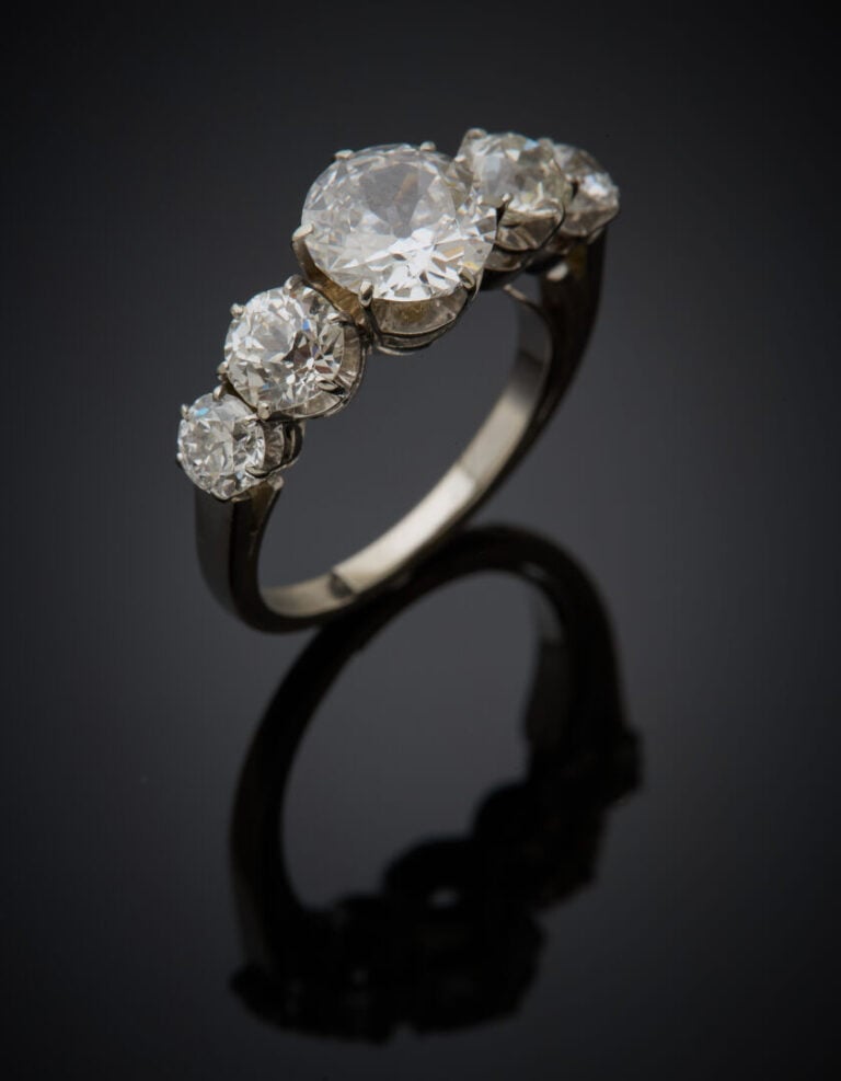 BAGUE "jarretière" en or gris (750‰) serti de cinq diamants taille ancienne, en…