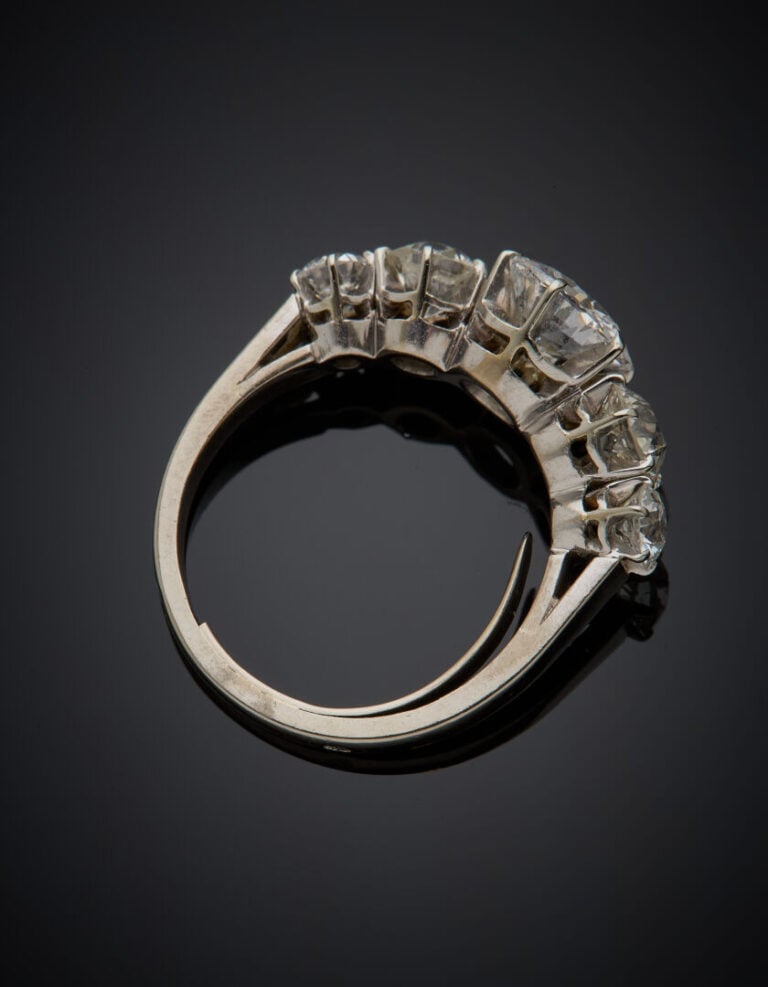 BAGUE "jarretière" en or gris (750‰) serti de cinq diamants taille ancienne, en…