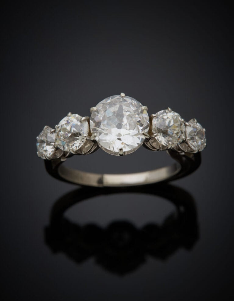BAGUE "jarretière" en or gris (750‰) serti de cinq diamants taille ancienne, en…