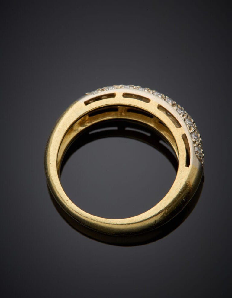 BAGUE jonc en or jaune (750°/°°) partiellement pavée de diamants taille 8/8. -…