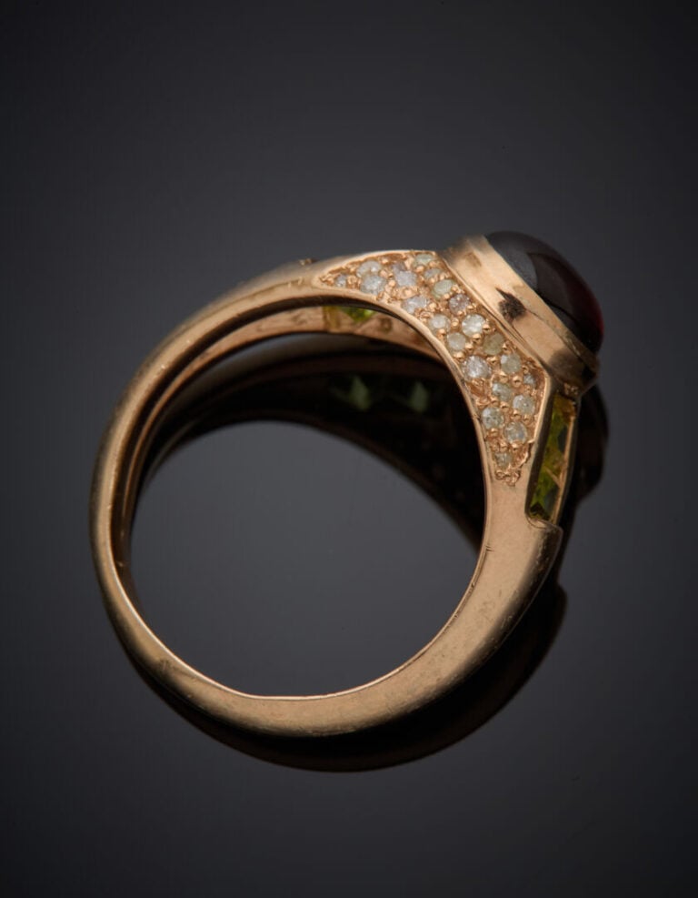 BAGUE "jonc" en vermeil rose (925‰) serti d'une tourmaline rose cabochon, épaul…