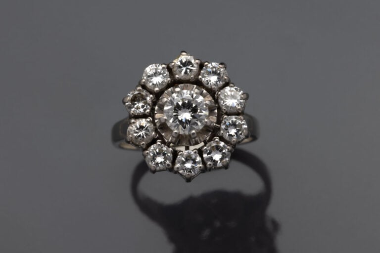 BAGUE ""marguerite"" haute en or gris (750°/°°) serti de diamants taille brilla…