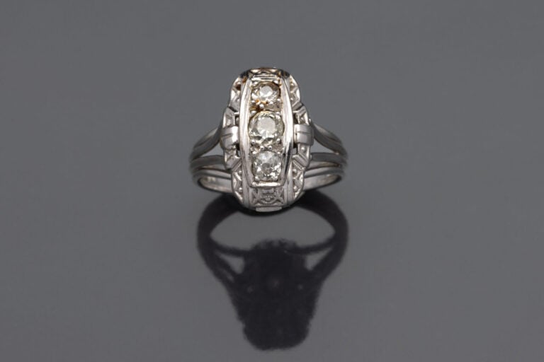 "BAGUE ""marquise"" en fils d'or gris (750°/°°) rehaussée d'un motif géométriqu…