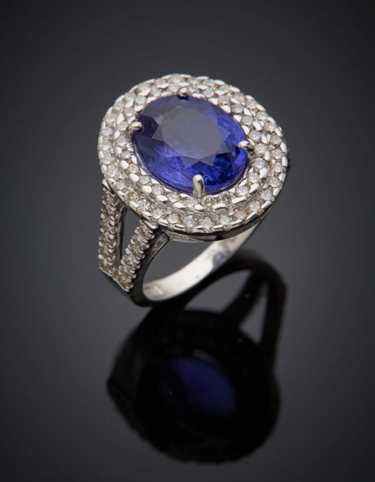 BAGUE ovale en or gris (750‰) ajouré serti d'une tanzanite ovale, entourée et é…