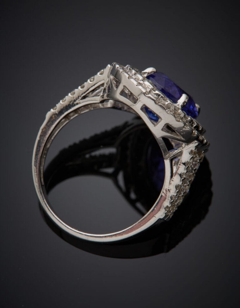 BAGUE ovale en or gris (750‰) ajouré serti d'une tanzanite ovale, entourée et é…