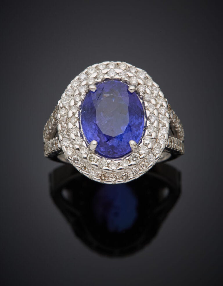 BAGUE ovale en or gris (750‰) ajouré serti d'une tanzanite ovale, entourée et é…