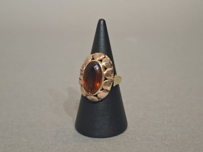 BAGUE ovale en or jaune (585°/°°) 14 carats, ajouré à motifs de pétales stylisé…