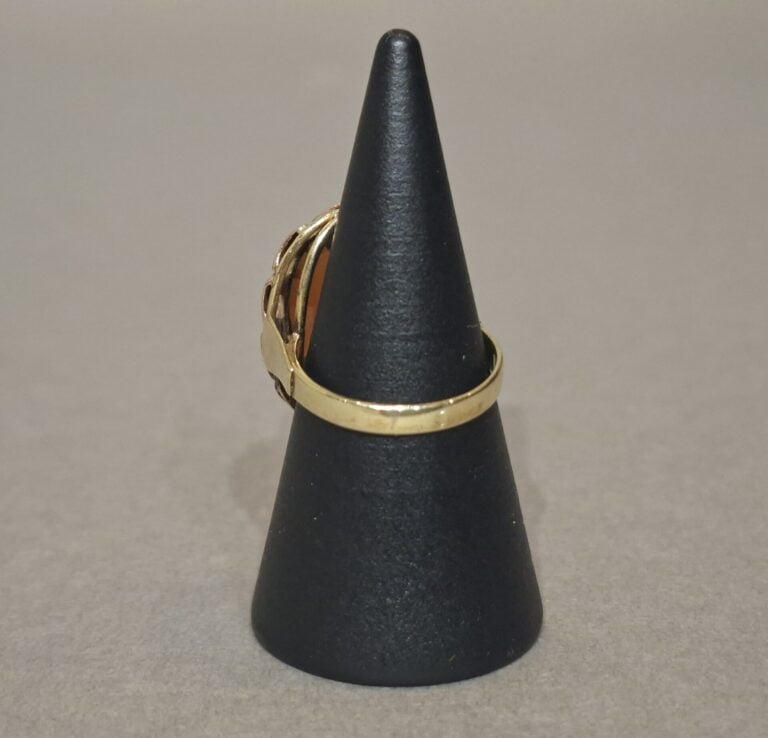 BAGUE ovale en or jaune (585°/°°) 14 carats, ajouré à motifs de pétales stylisé…
