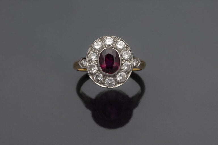 BAGUE ovale serti de rubis et de diamants. - Poids brut : 4,6g.