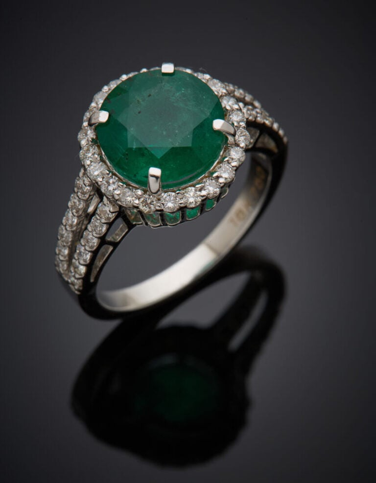 BAGUE ronde en or gris (750‰) serti d'une émeraude ronde pesant 5,4 carats env.…