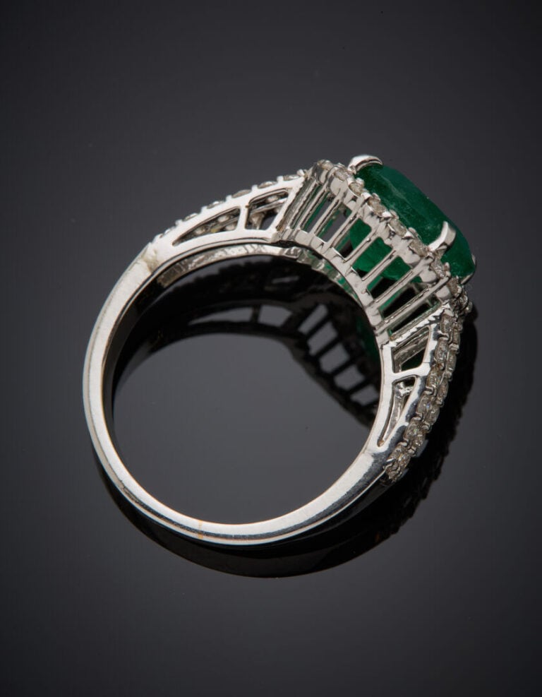 BAGUE ronde en or gris (750‰) serti d'une émeraude ronde pesant 5,4 carats env.…