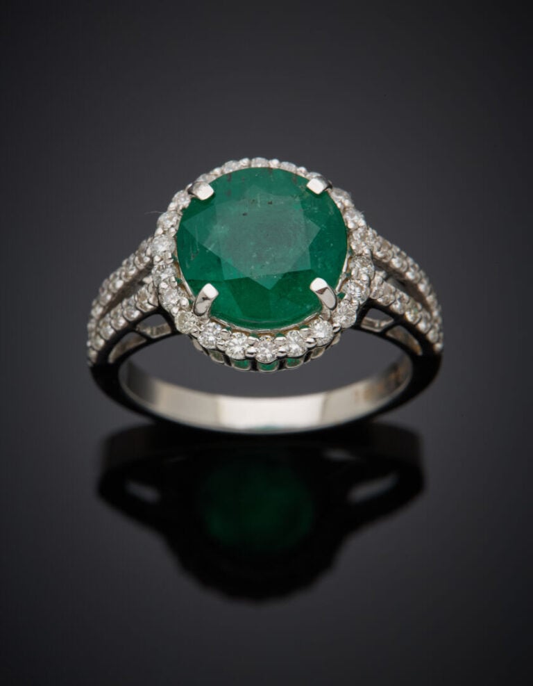 BAGUE ronde en or gris (750‰) serti d'une émeraude ronde pesant 5,4 carats env.…