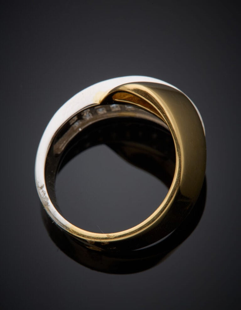 BAGUE "ruban" asymétrique en or jaune et or gris (750°/°°) partiellement pavée…