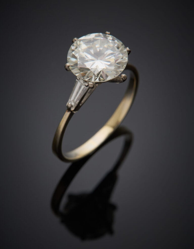 BAGUE solitaire en or gris (750°/°°) serti d'un diamant taille brillant pesant…
