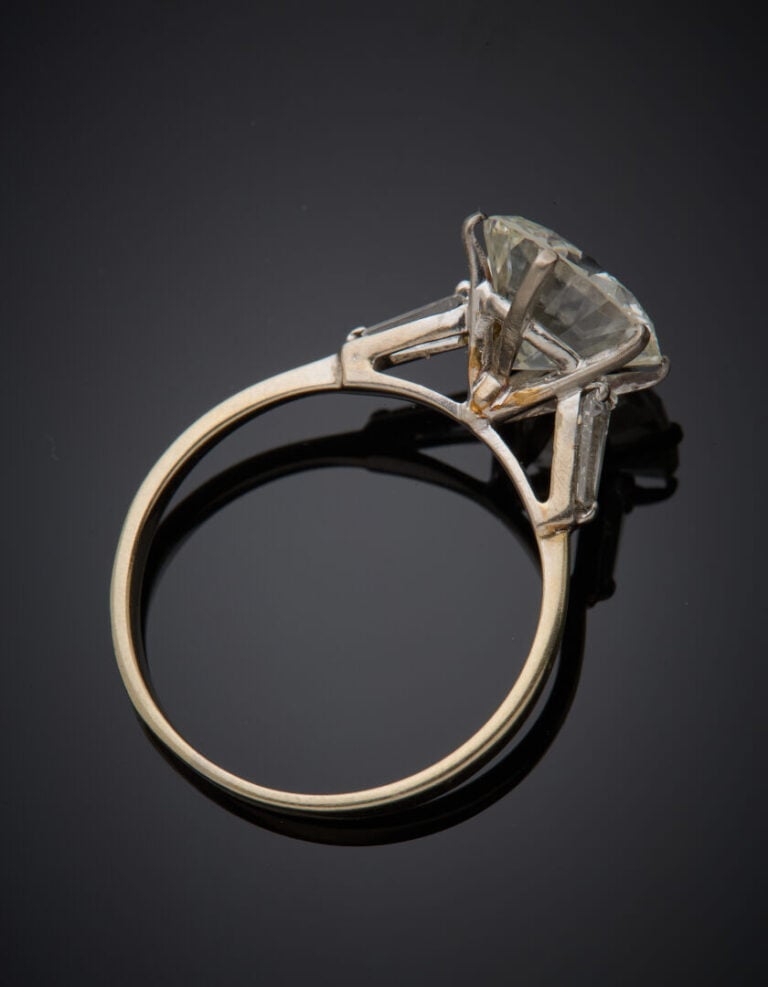 BAGUE solitaire en or gris (750°/°°) serti d'un diamant taille brillant pesant…