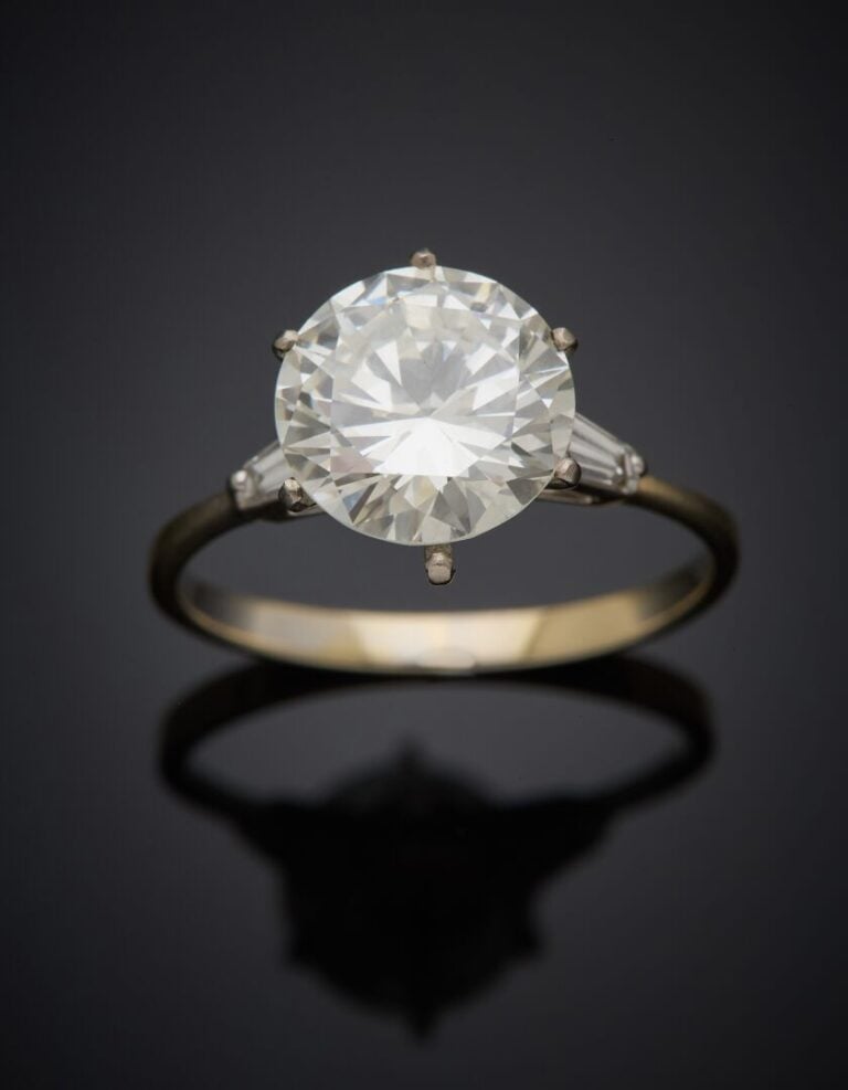 BAGUE solitaire en or gris (750°/°°) serti d'un diamant taille brillant pesant…