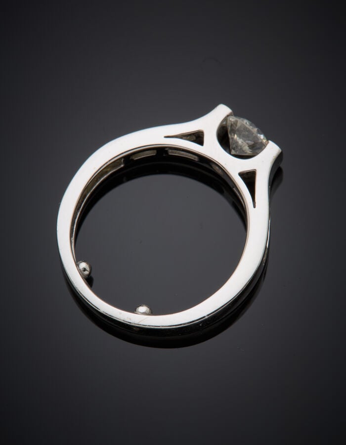 BAGUE solitaire en or gris (750‰) serti de neuf diamants taille brillant dont u…