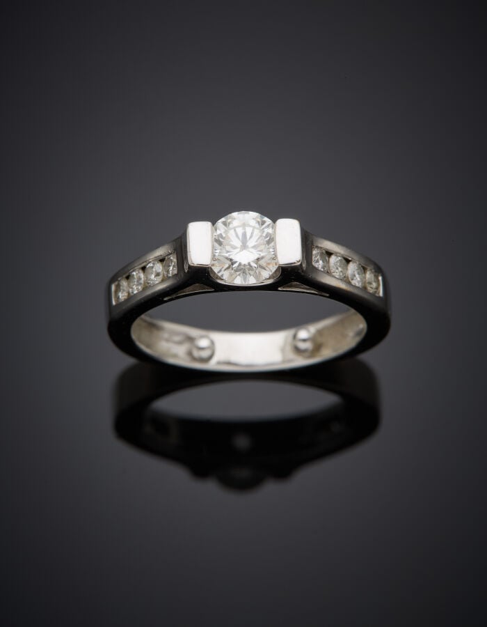 BAGUE solitaire en or gris (750‰) serti de neuf diamants taille brillant dont u…