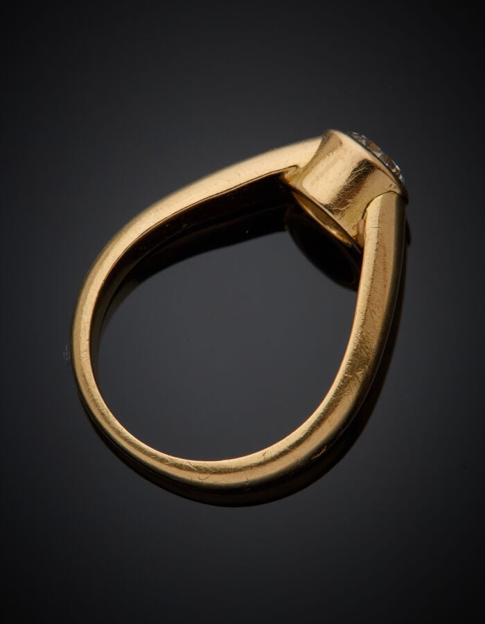 BAGUE "solitaire" en or jaune (750‰) serti d'un diamant taille brillant. - Doig…