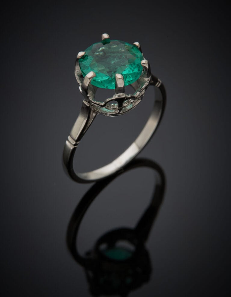 BAGUE "solitaire" en platine (950‰) serti d'une émeraude ronde (important choc)…