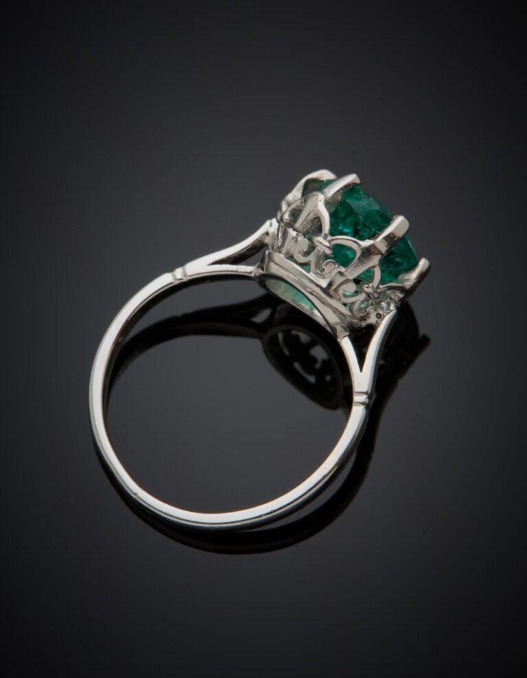 BAGUE "solitaire" en platine (950‰) serti d'une émeraude ronde (important choc)…