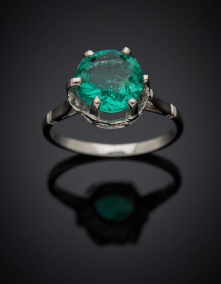 BAGUE "solitaire" en platine (950‰) serti d'une émeraude ronde (important choc)…
