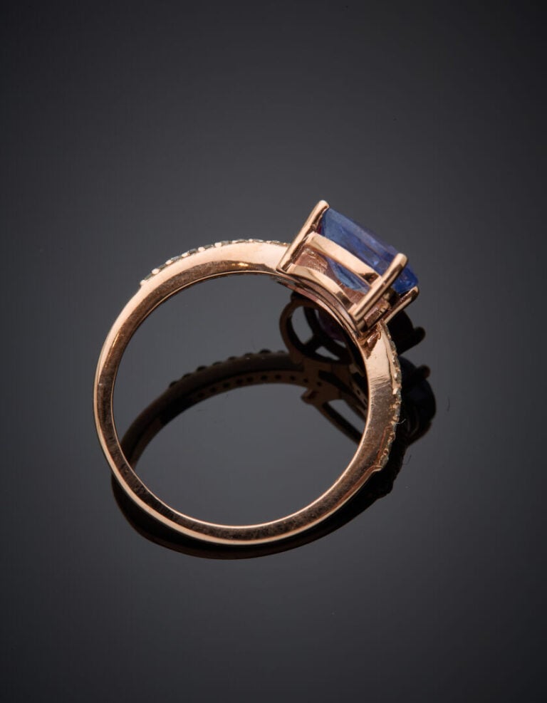 BAGUE "toi et moi" en or rose (375‰) 9 carats, serti d'un saphir et un rubis ta…
