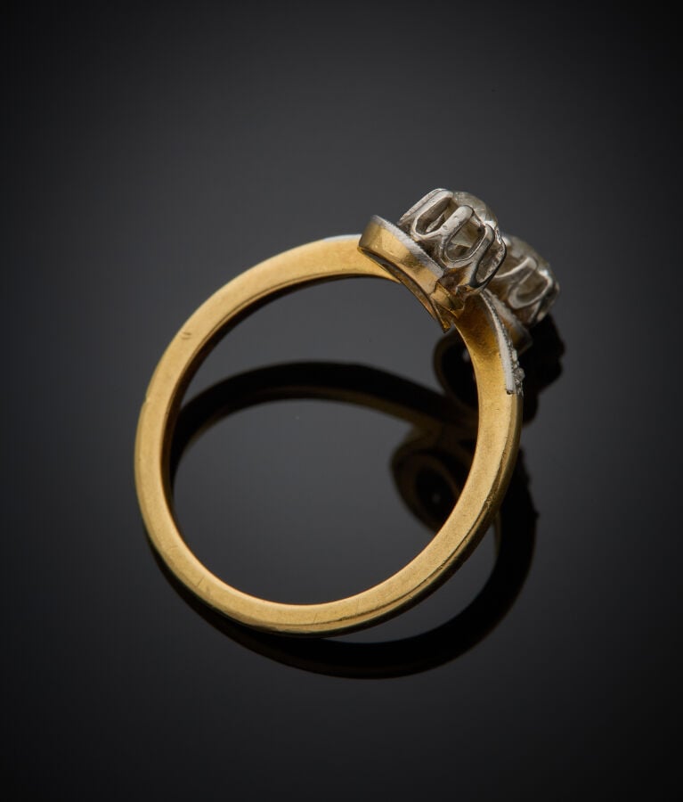 BAGUE "toi & moi" en platine (950‰) et or jaune (750‰) serti de deux diamants t…