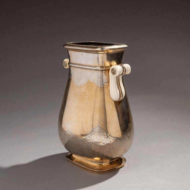 BOIN TABURET - Important vase à large panse et col resserré en argent massif et…