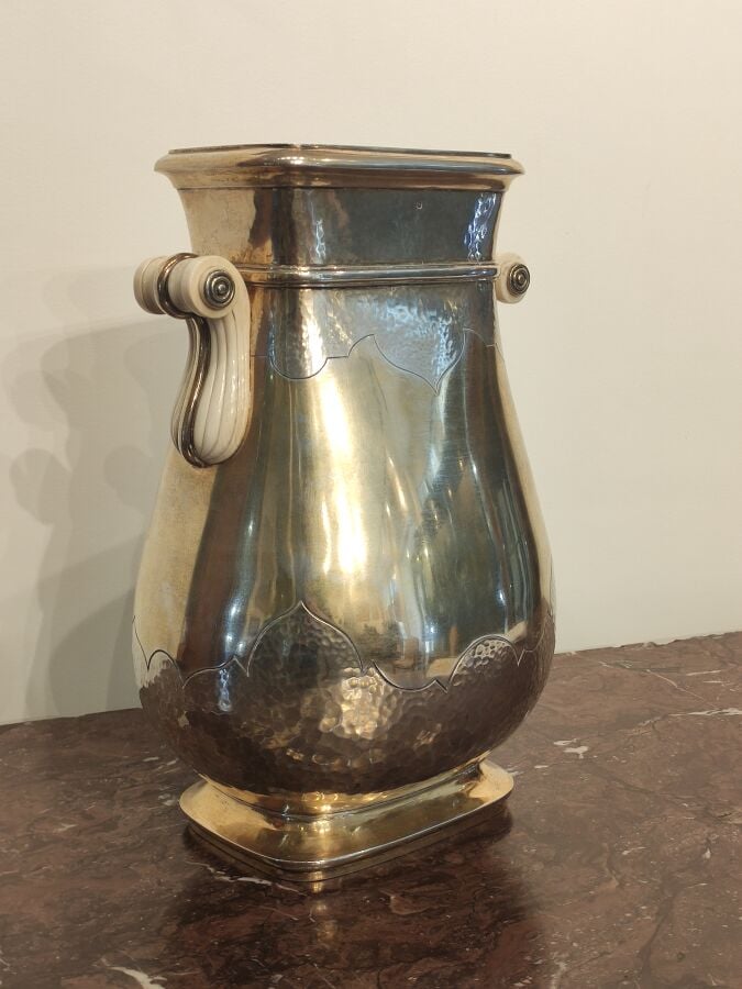 BOIN TABURET - Important vase à large panse et col resserré en argent massif et…
