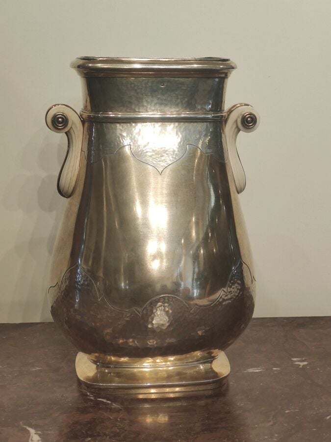 BOIN TABURET - Important vase à large panse et col resserré en argent massif et…
