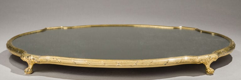 BOIN TABURET - Surtout de table en bronze doré à décor d'une frise de rubans -…