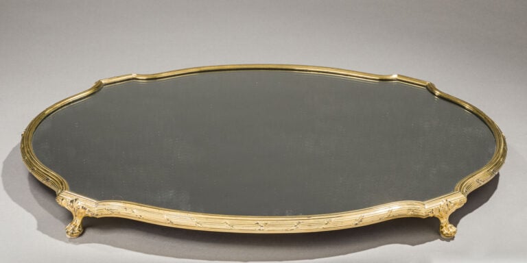 BOIN TABURET - Surtout de table en bronze doré à décor d'une frise de rubans -…