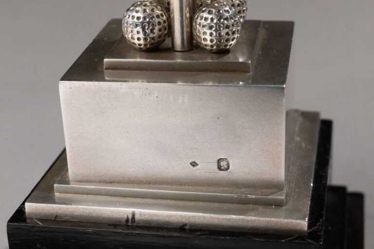 BOUCHERON - Trophée de golf BOUCHERON à décor de porte balle de golf, - 4 pique…