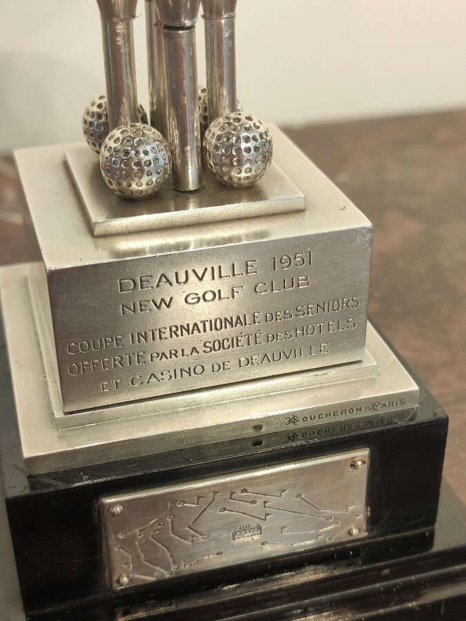 BOUCHERON - Trophée de golf BOUCHERON à décor de porte balle de golf, - 4 pique…