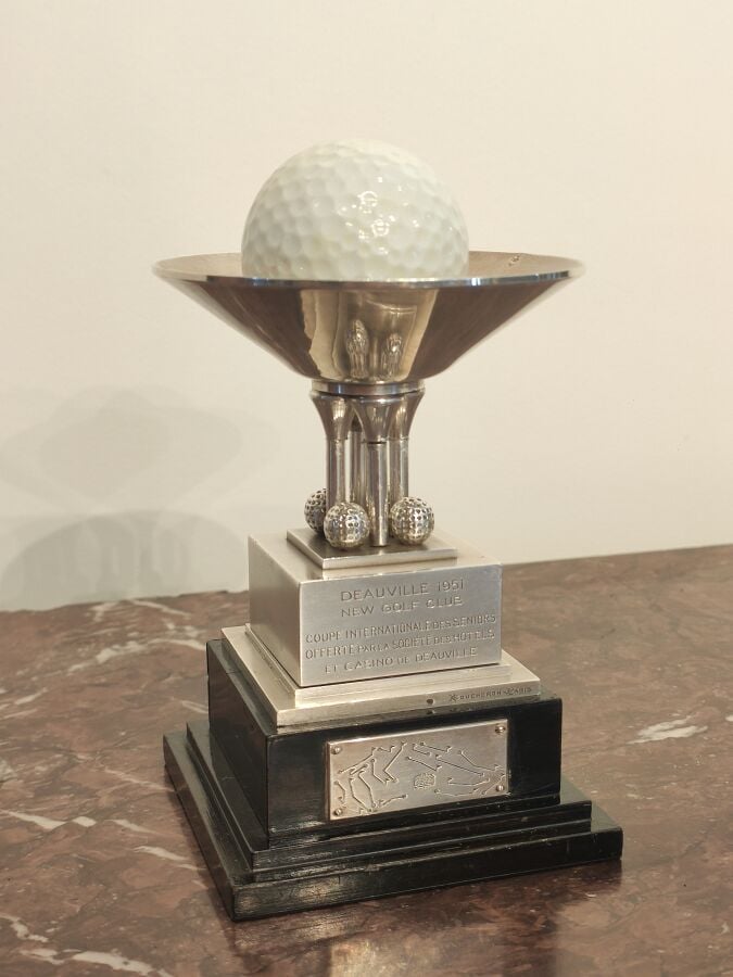 BOUCHERON - Trophée de golf BOUCHERON à décor de porte balle de golf, - 4 pique…