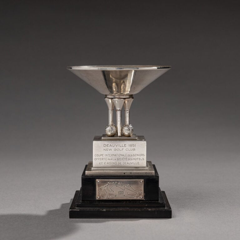 BOUCHERON - Trophée de golf BOUCHERON à décor de porte balle de golf, - 4 pique…
