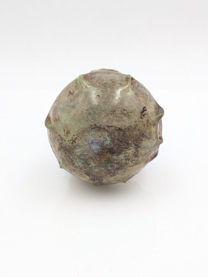 Bouteille à panse globulaire et pincement, le col s'ouvre sur une lèvre oblique…