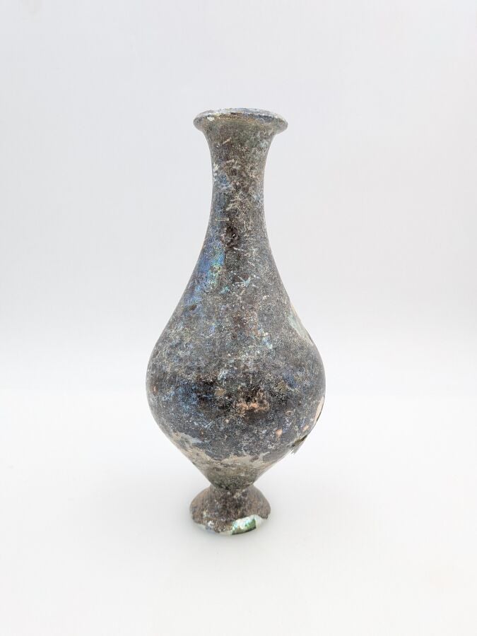 Bouteille à panse piriforme au col concave et pied tronconique. - Verre à épais…