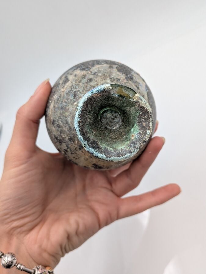 Bouteille à panse piriforme au col concave et pied tronconique. - Verre à épais…